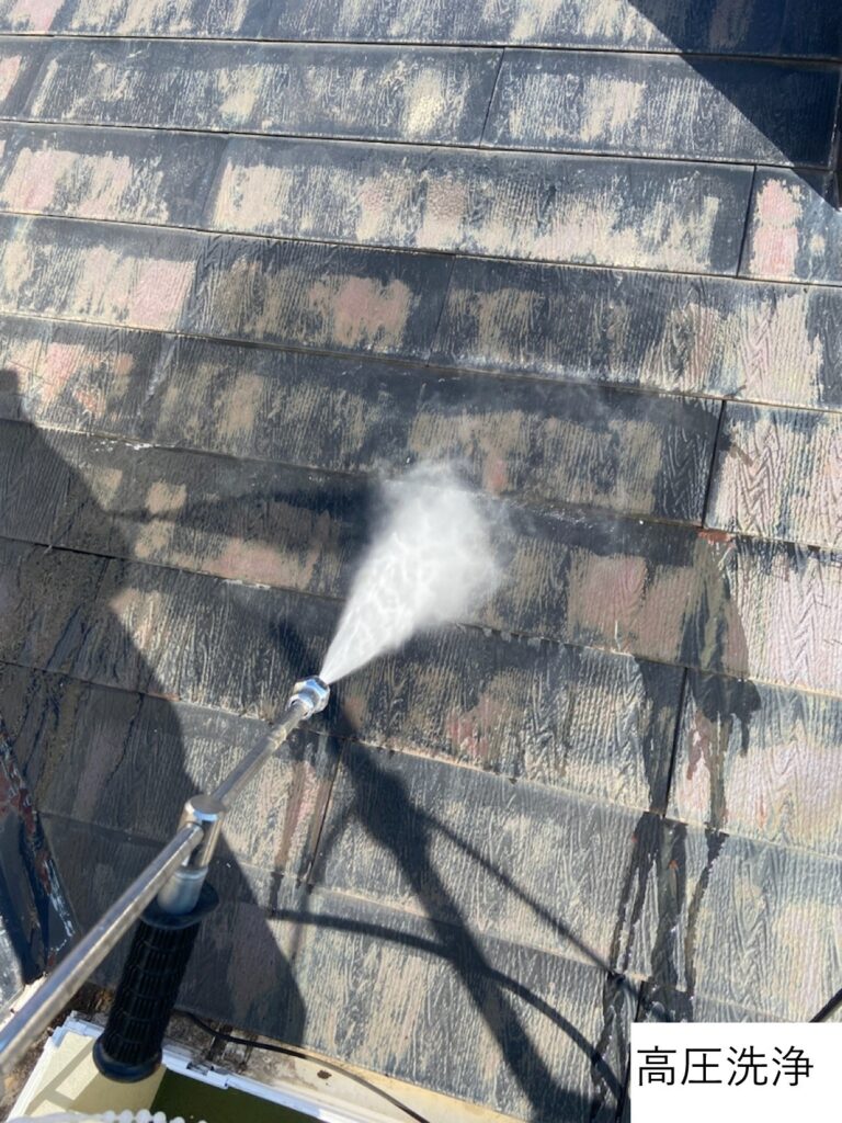 屋根の高圧洗浄です。長年の苔カビや汚れをきれいにします。